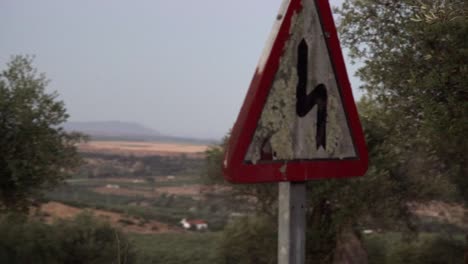 moviéndose más allá de una señal de tráfico portuguesa