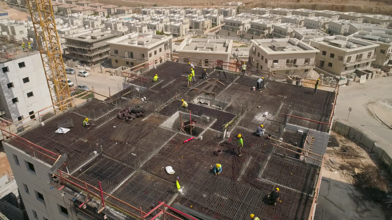 trabajadores que trabajan en el techo de la construcción de un edificio