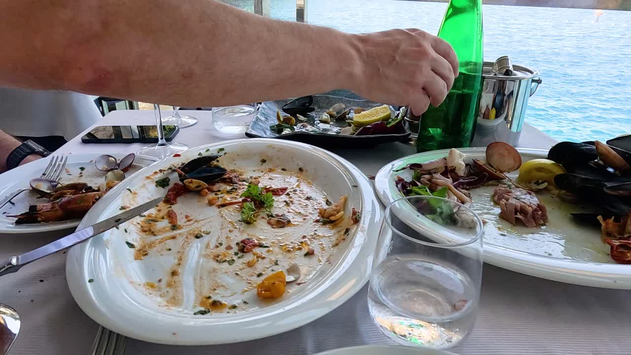 바가 레스토랑 테이블에서 음료를 부어