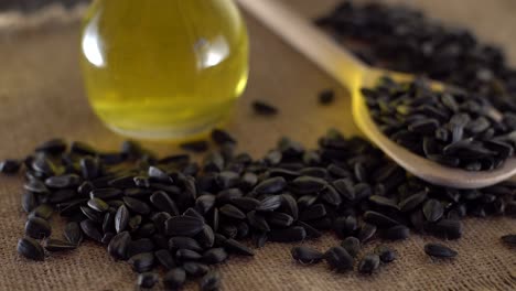semillas de girasol y aceite de cerca.