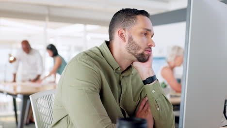 análisis de datos, ordenador o programador hombre pensando