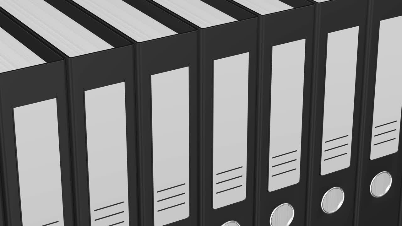 las carpetas negras con papeles se mueven.