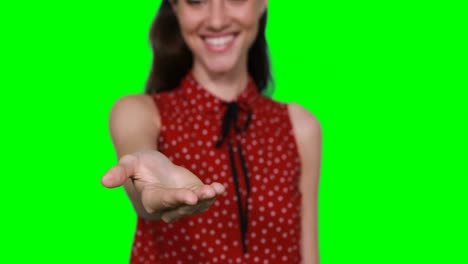mujer fingiendo tocar un objeto invisible