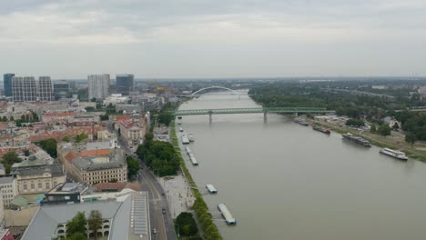 Vista-Aérea-Del-Río-Danubio-En-Bratislava,-Eslovaquia