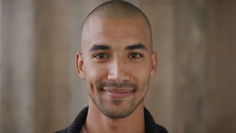 retrato de perto de um jovem atraente de raça mista sorrindo desfrutando de um estilo de vida feliz olhando para a câmera fundo de madeira em câmera lenta