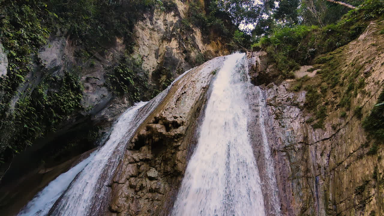 vista aérea del agua que fluye en una cascada rocosa en la isla de sumba, indonesia