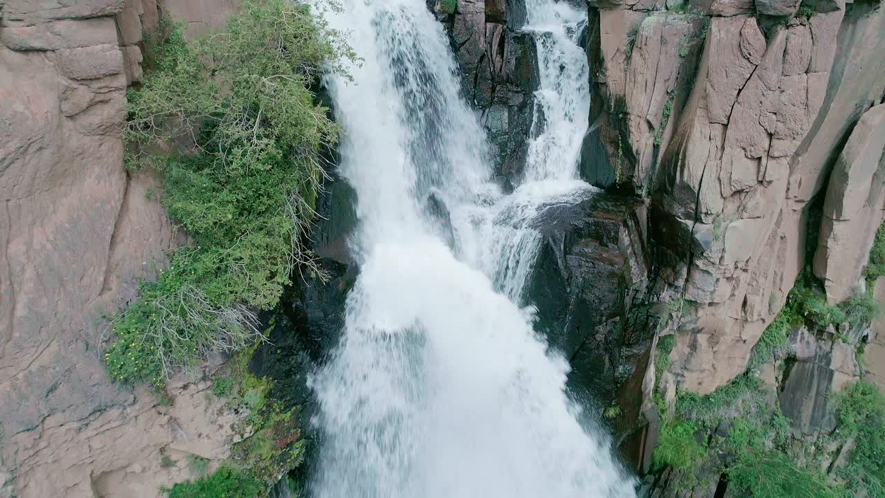 vista de drones de una gran cascada en el cañón de colorado