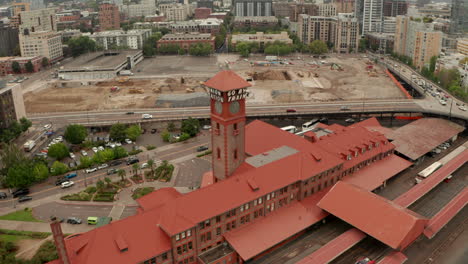 Kreisende-Luftaufnahme-Der-Union-Station,-Die-Die-Innenstadt-Von-Portland,-Oregon,-Zeigt