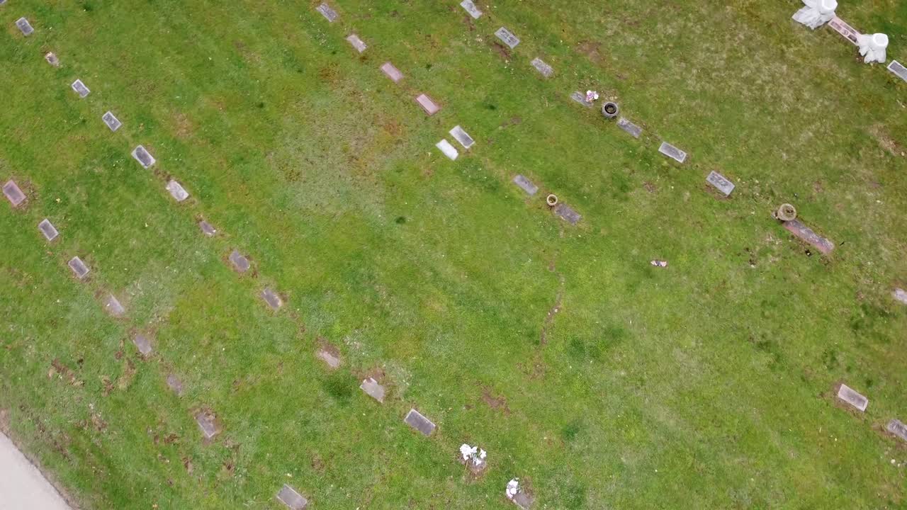 묘지 묘지 드론 공중 영상 그랜드 레이피즈 미시간 초록색 잎과 나무와 묘지