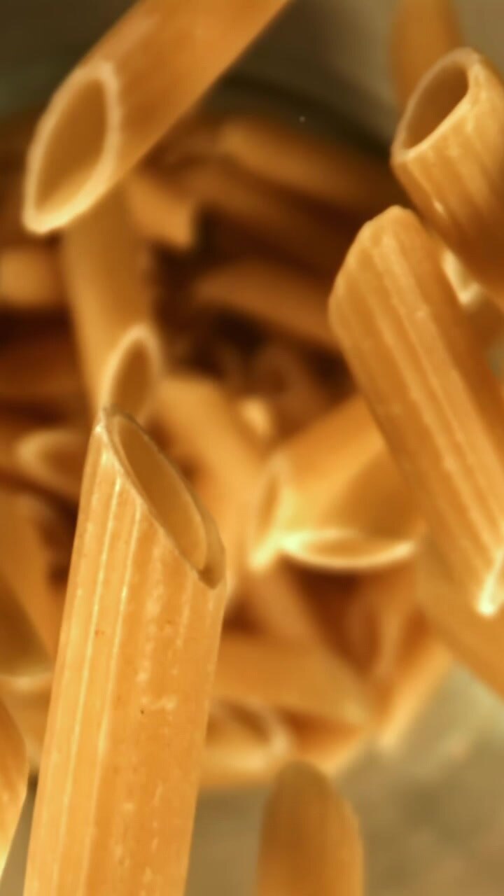 Penne crude che cadono al rallentatore