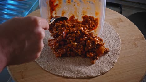 hacer tortilla con pavo picante y relleno de frijoles