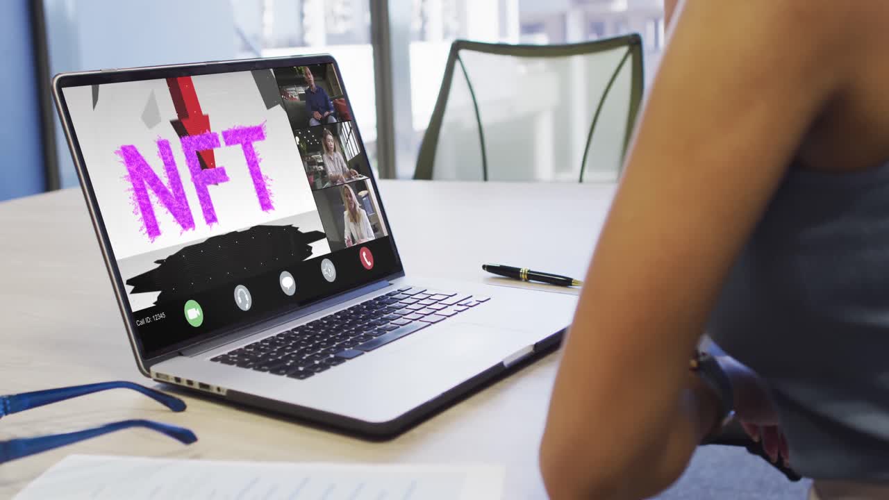 video de una mujer biracial haciendo una videollamada en portátil con diversos compañeros de trabajo