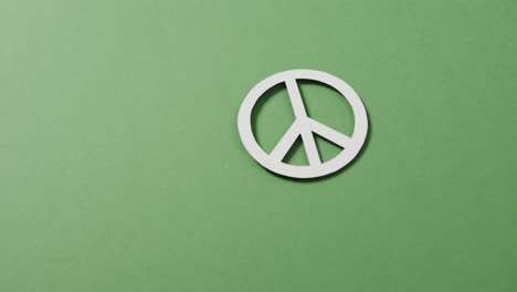 cerrar el signo de paz blanco y copiar el espacio en fondo verde