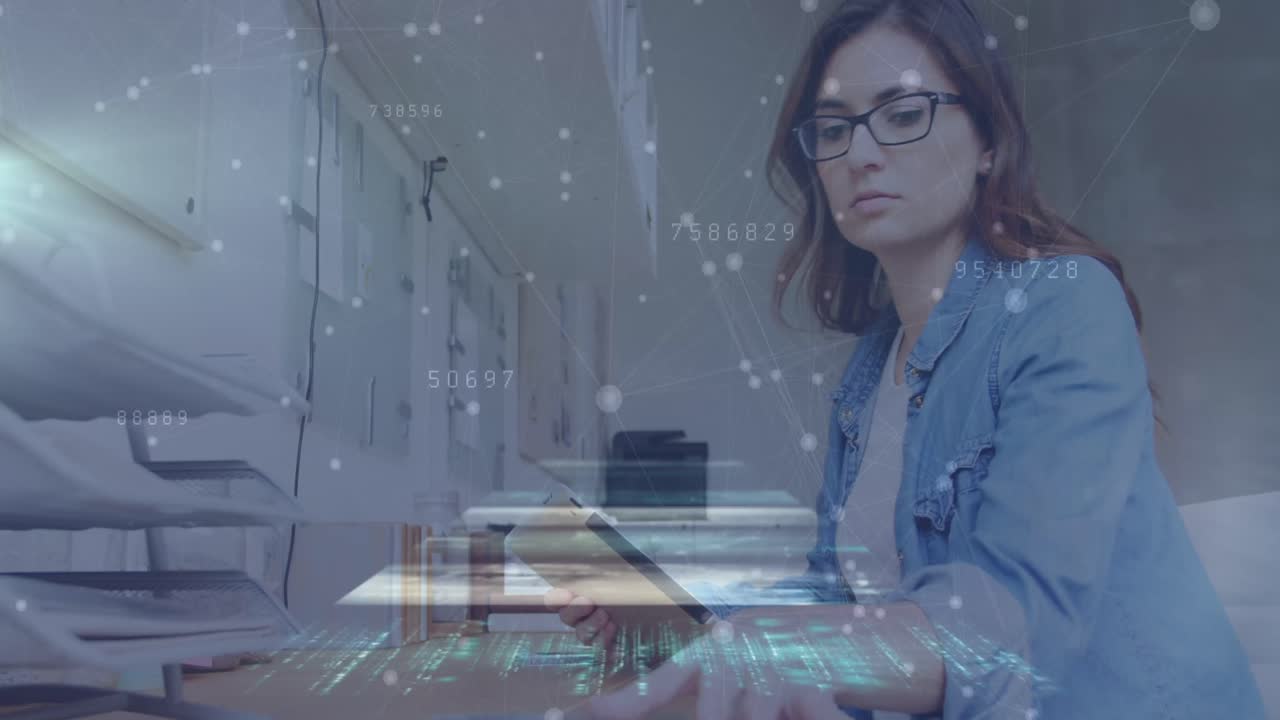 animación del procesamiento de datos sobre una mujer de negocios caucásica en la oficina