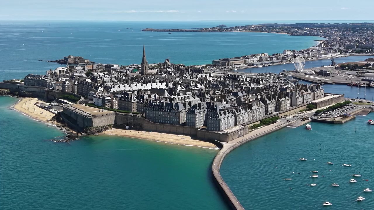 Saint-Malo'nun sinematik yavaş yörünge drone hava çekimi, ikonik surlarla çevrili şehri zarifçe çevrelerken tarihi granit surları, kumlu plajları ve Zümrüt Sahili'nin turkuaz sularını gözler önüne seriyor