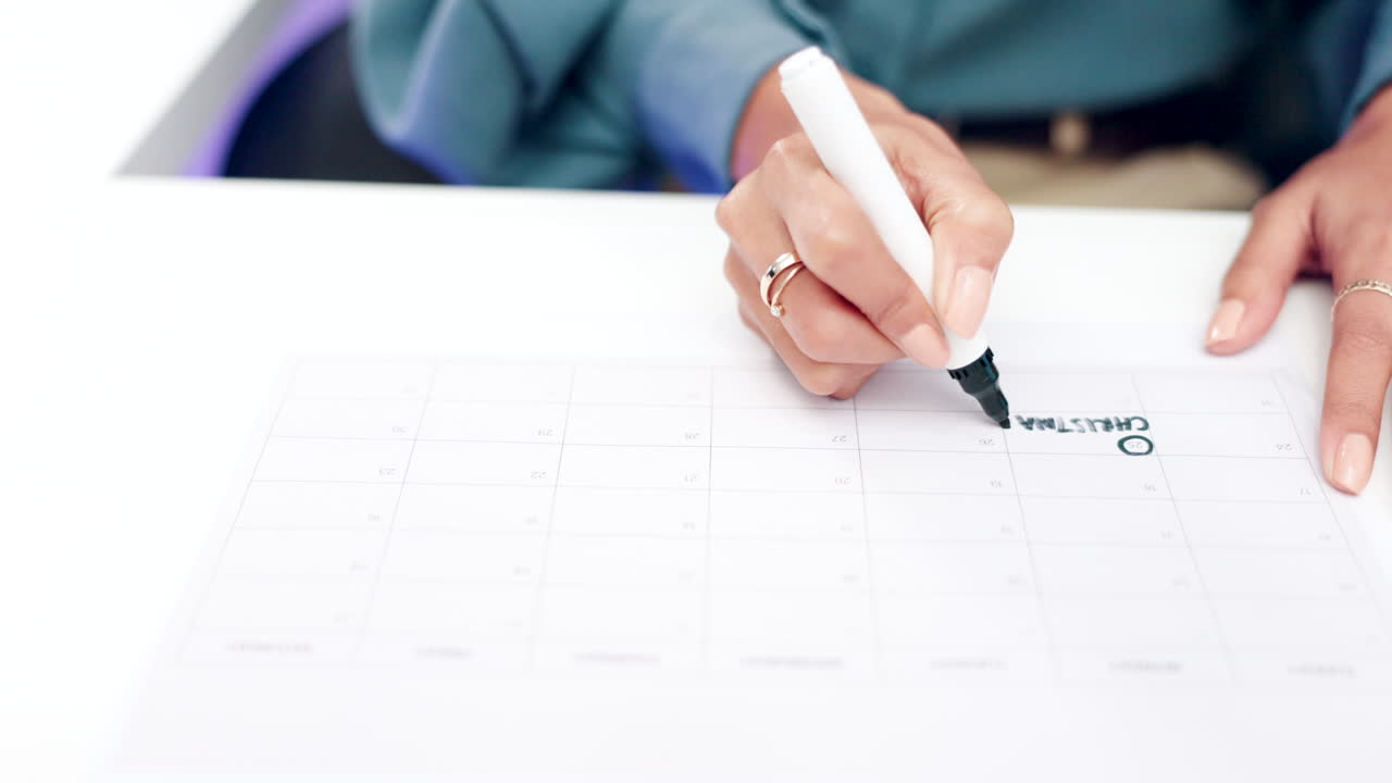 manos, mujer y escritura para la planificación de horarios