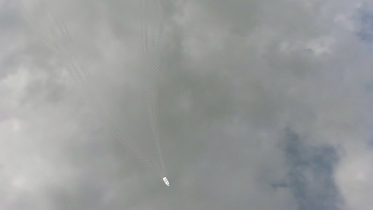 핀란드의 놀랍게 보이는 호수에서 조업을 하는 어부들의 드론 영상