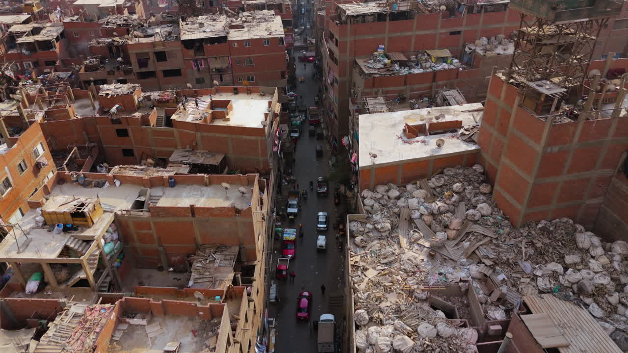 Scene miste residenziali e di rifiuti al Cairo