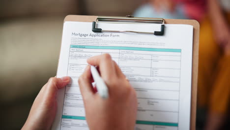 rellenar un formulario de solicitud de hipoteca