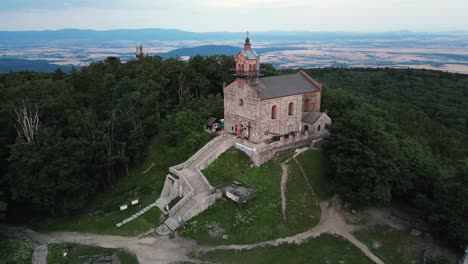 iglesia en medio de la jungla en polonia