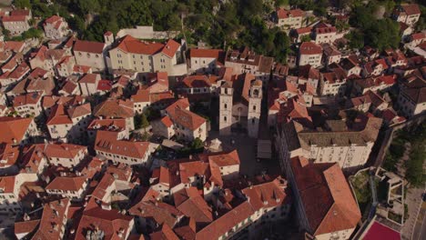 Malerisches-Stadtzentrum-Der-Mittelalterlichen-Architekturstadt-Kotor,-Luftaufnahme