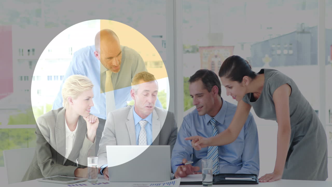 анимация загрузки круговой диаграммы над различными коллегами, обсуждающими отчеты на ноутбуке в офисе