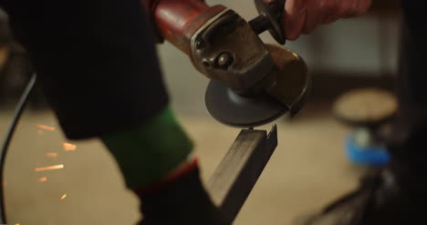 amoladora angular cortando metal en el taller 34