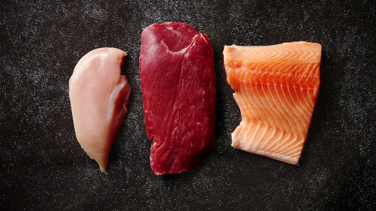 Bife de carne bovina, frango e filé de salmão frescos