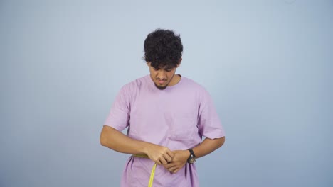 el hombre que está insatisfecho con su peso.