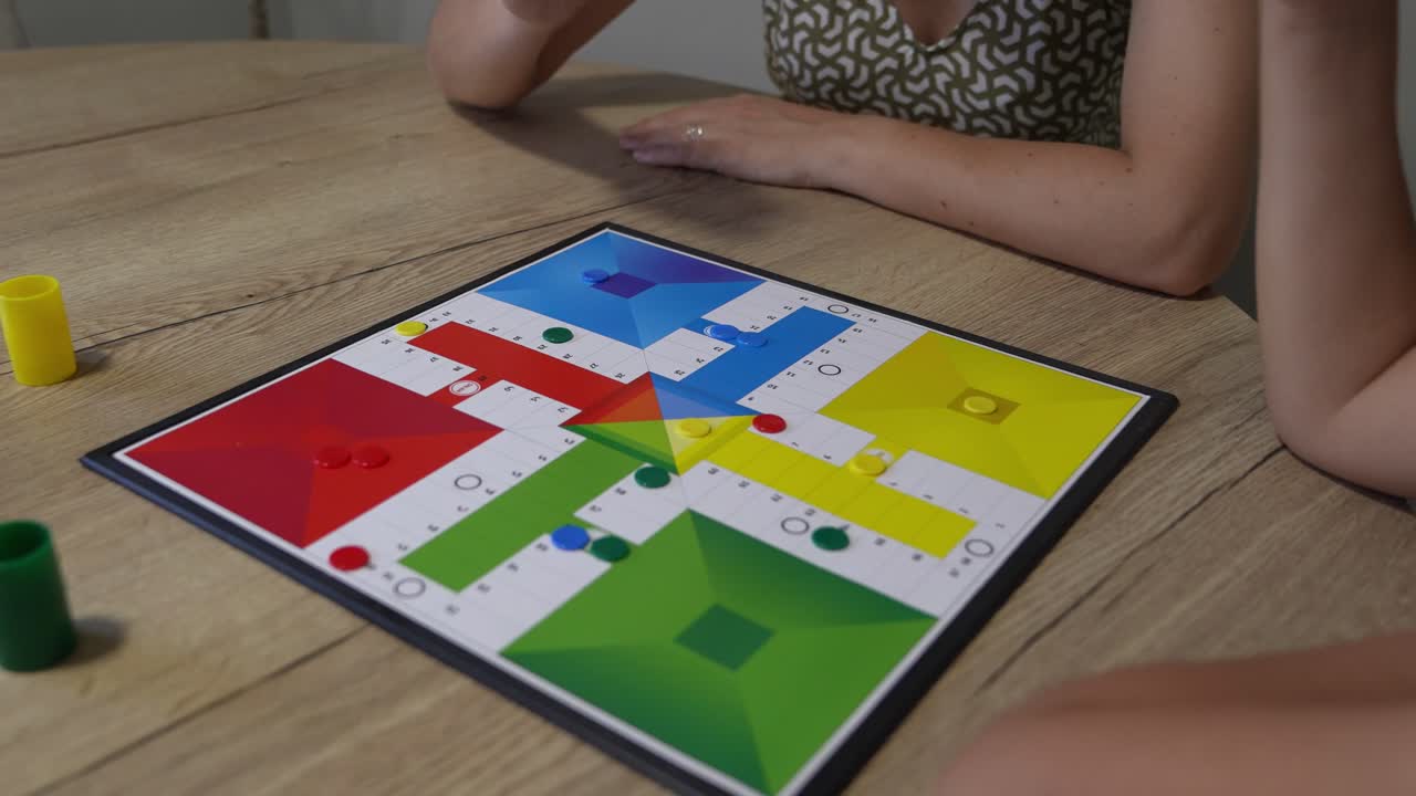 Famiglia che gioca a Ludo in casa