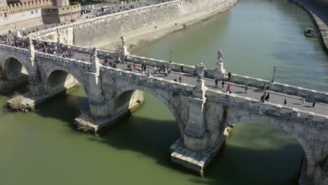 personnes marchant sur le pont des anges