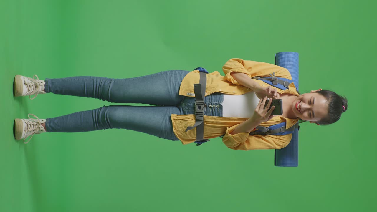 mujer con mochila y teléfono móvil