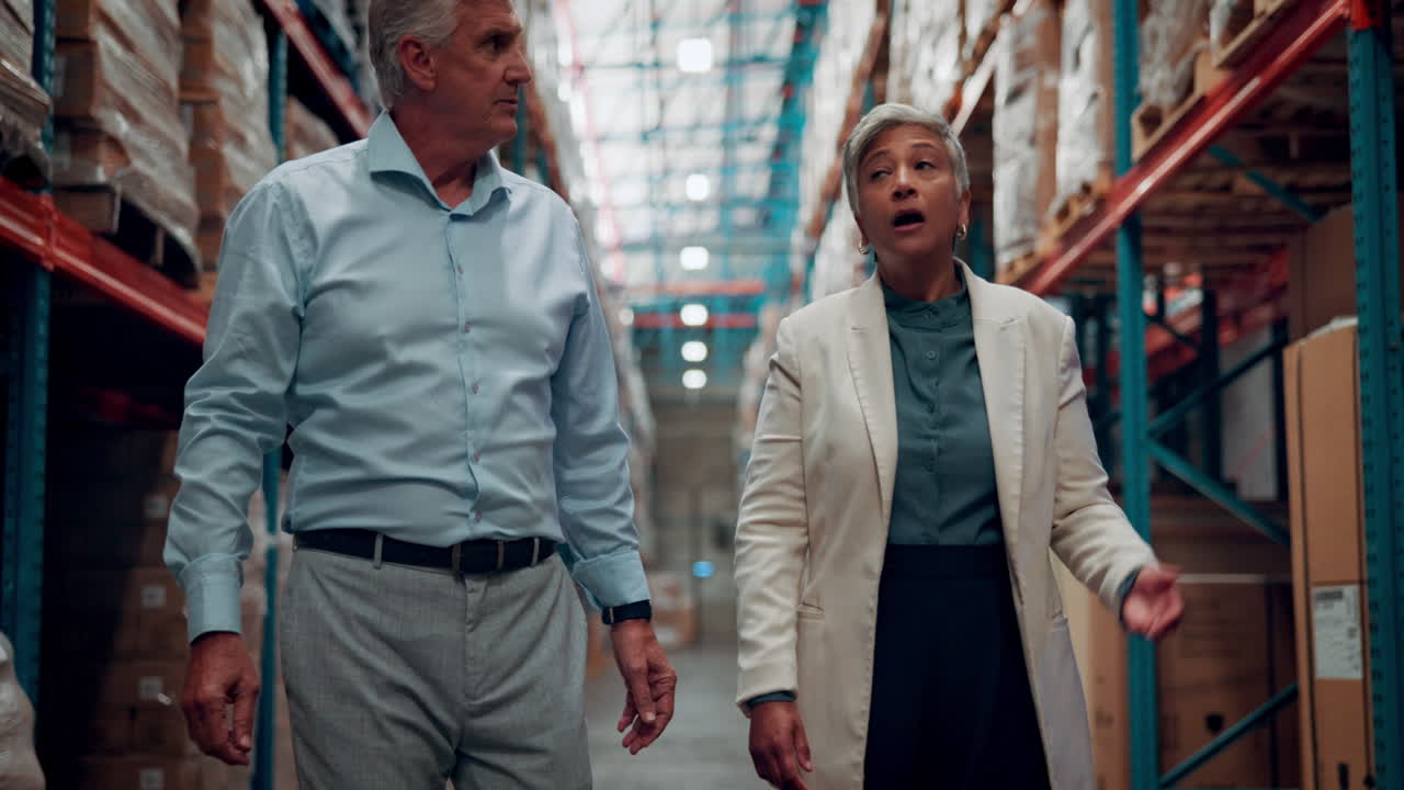 Geschäftsleute gehen und diskutieren in einer großen Lagerhalle