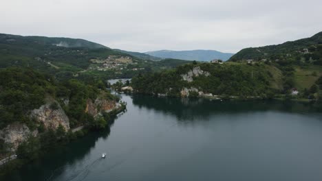 Wunderschöne-Malerische-Luftaufnahme-Des-Veliko-Plivsko-Sees-Und-Von-Jajce,-Bosnien-Und-Herzegowina