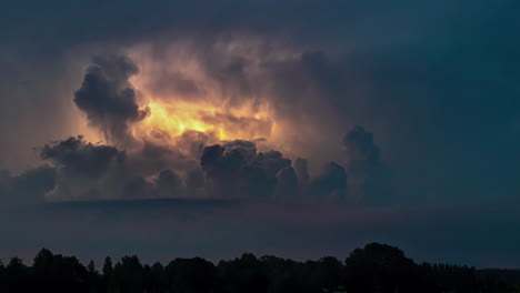 Timelapse-De-Una-Fuerte-Tormenta-Eléctrica-Parpadeando-Y-Rodando-Sobre-La-Oscuridad-De-La-Noche