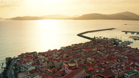 Malerischer-Blick-Auf-Den-Sonnenuntergang-über-Der-Altstadt-Von-Alghero,-Sardinien---Italien