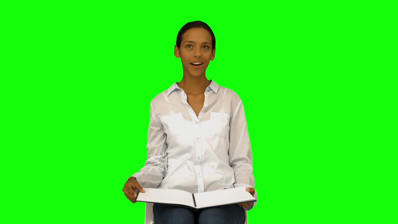 mujer casual leyendo un libro