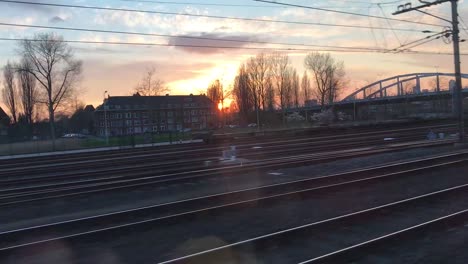 Clip-De-1080p-De-La-Vista-Del-Atardecer-Desde-El-Viaje-En-Tren-Bala-Ns-A-Rotterdam,-Países-Bajos