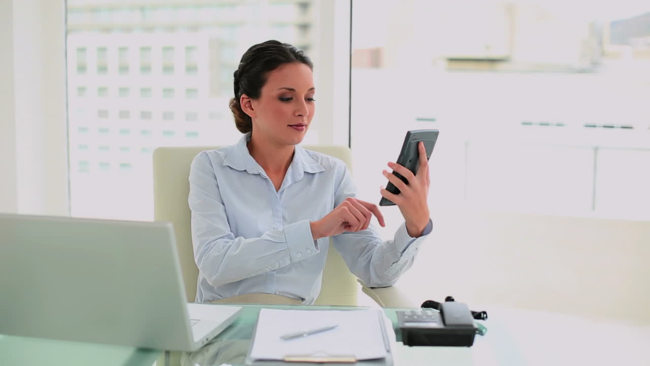 mujer de negocios feliz haciendo cálculos prometedores