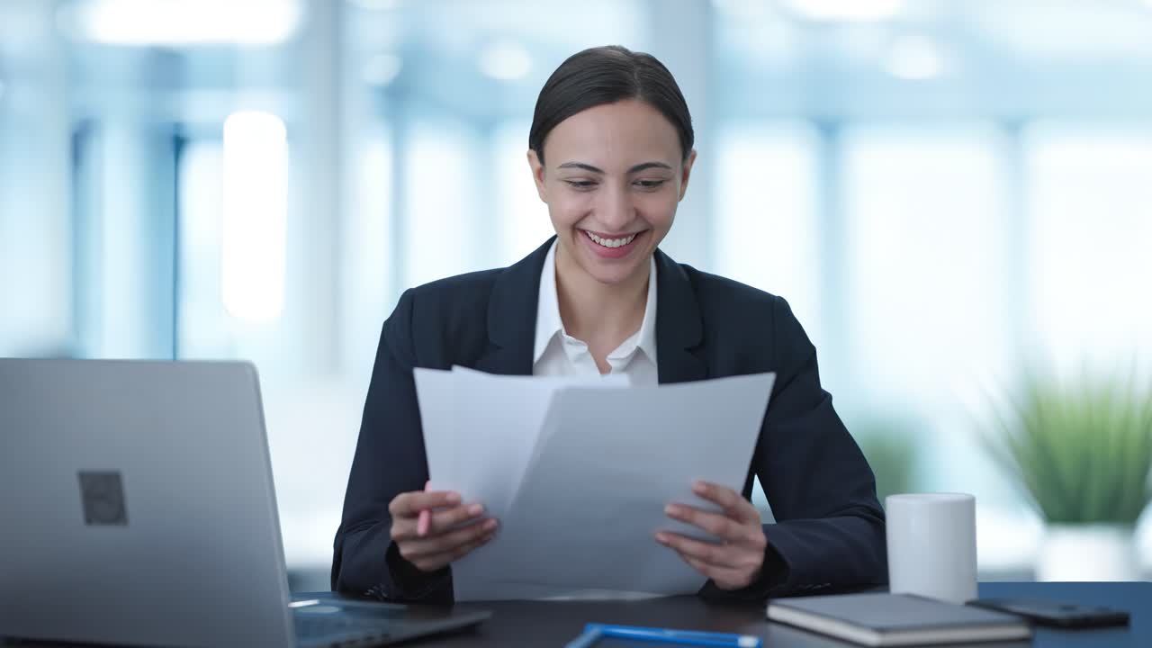 feliz mujer de negocios india firmando un contrato