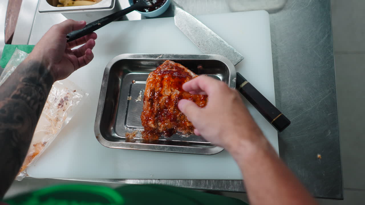 Preparing meat with sauce