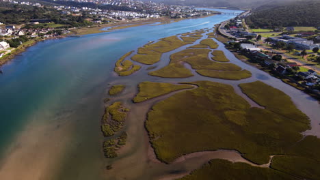 Einzigartige-Muster-Des-Sumpfgebiets-An-Der-Flussmündung-Im-Goukou-Fluss,-Still-Bay