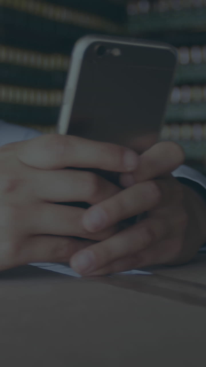 procesamiento de datos informáticos contra una arquitecta caucásica que usa un teléfono inteligente