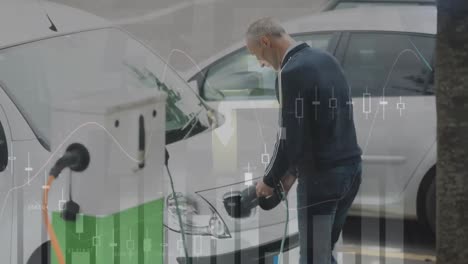 animación de gráficos financieros sobre el hombre caucásico mayor cargando coche eléctrico