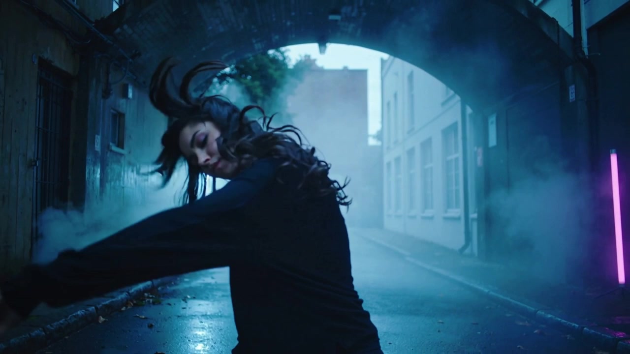 Dançarina de top preto levantando o braço, apresentando uma dança para cinema sob um arco com névoa e neon.