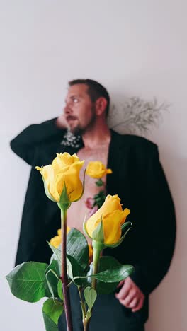 hombre con rosas amarillas