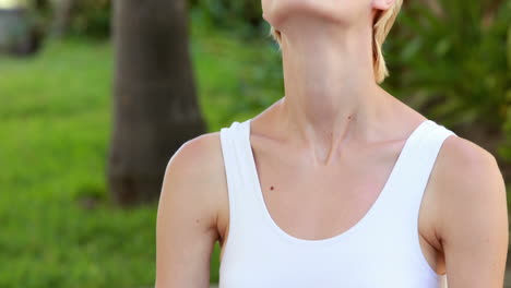 mujer relajada haciendo yoga