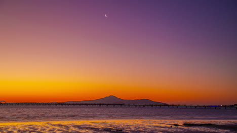 Afrikanischer-Sonnenaufgang-Oder-Sonnenuntergang-Klarer-Himmel-Wolkenlos-Am-Strand-über-Dem-Meerwasser