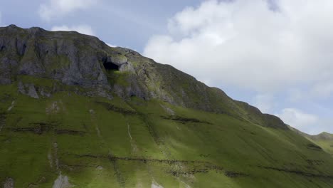 Diarmuid-Y-La-Cueva-De-Grainne-En-Sligo,-Irlanda,-Junio-De-2021