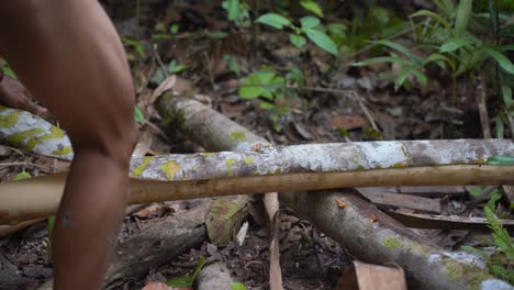 Miembros-De-La-Tribu-Mentawai-En-Indonesia-Mostrando-El-Proceso-De-Confección-De-Sus-Taparrabos.